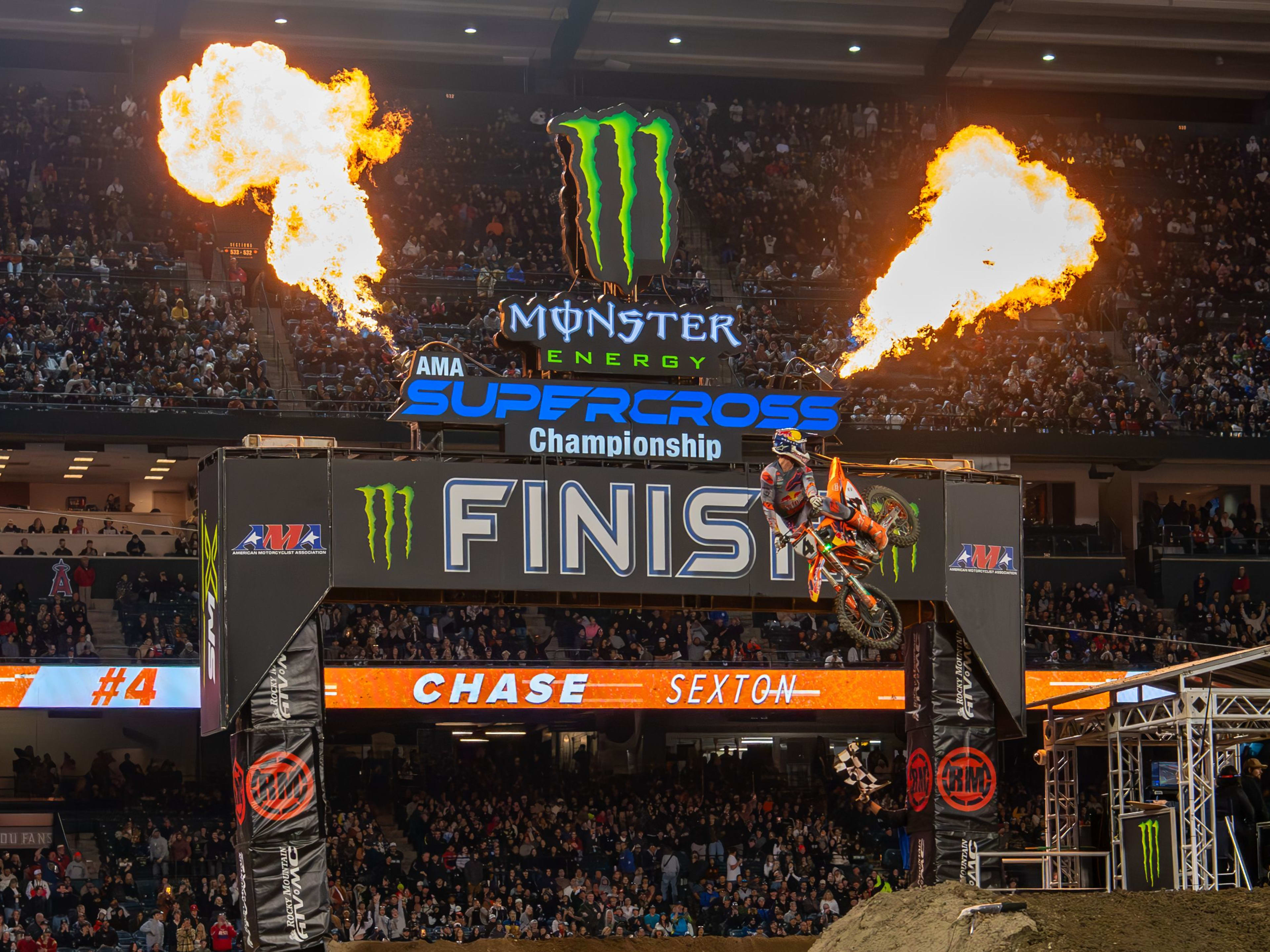 Sunset on the Rails the HIATUS 2024年8月18 Another special October sunset is captured on camera by our